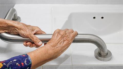 70χρονη σφήνωσε στη μπανιέρα της για 4 μέρες!