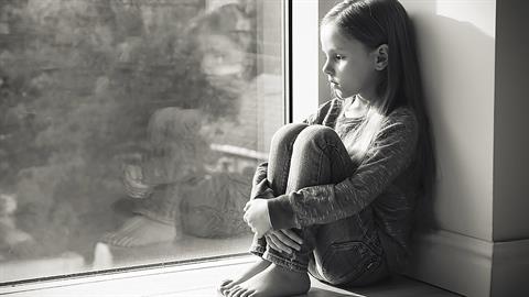 Τα κακοποιημένα παιδιά δεν έχουν πάντα μελανιές - κάποιες πληγές είναι αόρατες