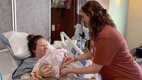 «Δεν μετανιώνω που έδωσα τον γιο μου για υιοθεσία, έτσι είχε την ευκαιρία να γίνει ευτυχισμένος»