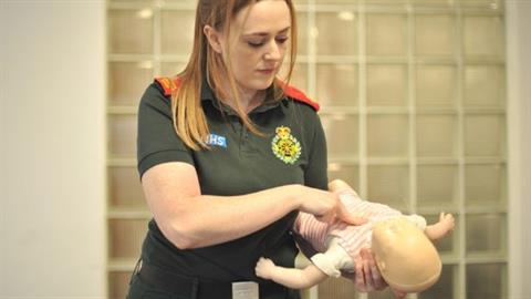 Διασώστρια δείχνει βήμα βήμα τι πρέπει να κάνουμε όταν πνίγεται το μωρό