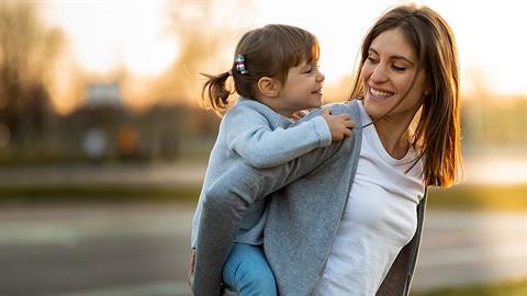 «Η μαμά μου με μεγάλωσε ολομόναχη και υποκλίνομαι στη δύναμή της»