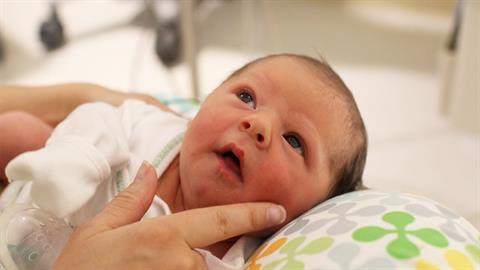 Έκανε νονούς τους διασώστες που έσωσαν τη ζωή του πρόωρου μωρού της