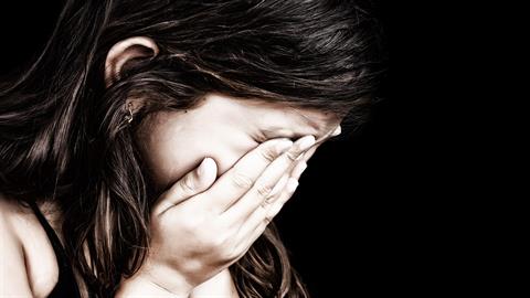 Συνελήφθη πατέρας που βασάνιζε και κακοποιούσε σεξουαλικά την 10χρονη κόρη του