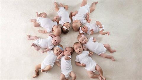 Δεν ήθελε παιδιά, αλλά κατέληξε με... 9: «είναι η απόλυτη ευτυχία!»