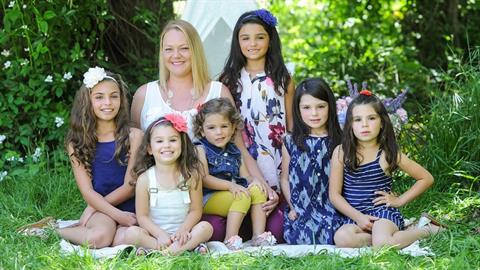 32χρονη υιοθέτησε 6 αδερφούλες για να μεγαλώσουν όλες μαζί!