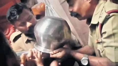 18 μηνών κοριτσάκι σφήνωσε το κεφαλάκι του σε... κατσαρόλα!