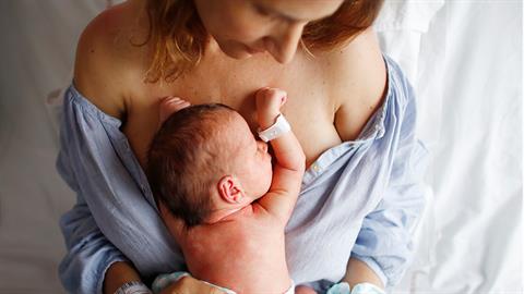 «Έπαθα προεκλαμψία μετά τον τοκετό και παραλίγο να χάσω τη ζωή μου»