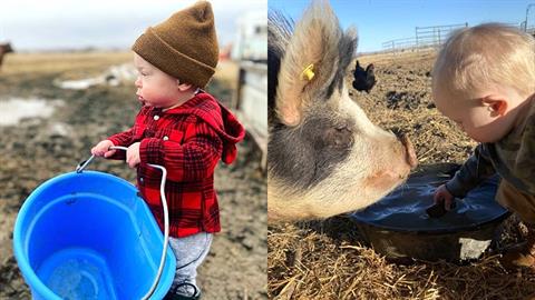 Μπόμπιρας 15 μηνών βοηθάει τη μαμά του στο χωράφι σαν αληθινός αγρότης!