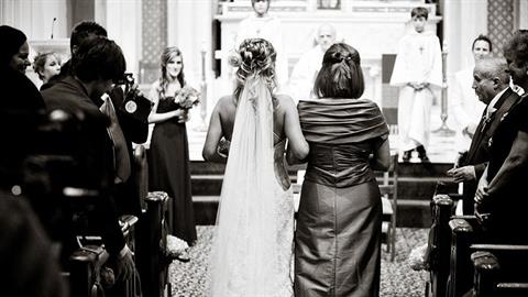 «Η μαμά μου με μεγάλωσε ολομόναχη και θέλω εκείνη να με συνοδεύσει στην εκκλησία»