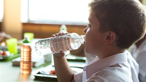 Μαθητής κατάπιε καπάκι από μπουκάλι νερού και παραλίγο να χάσει τη ζωή του!