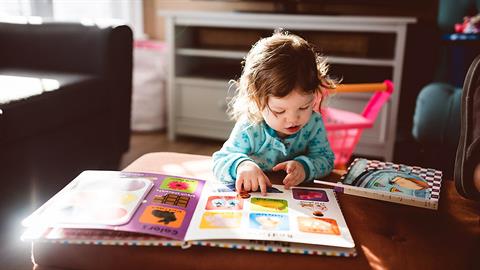 Πανέξυπνο 2χρονο μπορεί ήδη να διαβάσει!