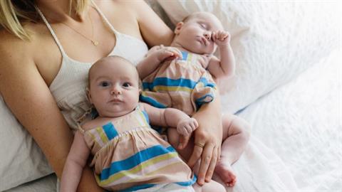 Έμεινε έγκυος σε δίδυμα έναν μήνα αφού γέννησε τις δίδυμες κόρες της!