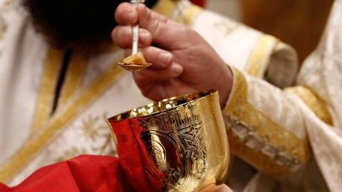 Η πεθερά μου με πιέζει να κοινωνήσω τον γιο μου. Τι να κάνω;