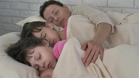 Οι κόρες μου έρχονται κάθε βράδυ στο κρεβάτι μας - τι να κάνω;