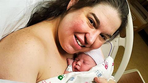 Έσπασαν τα νερά της στο σπίτι και την ξεγέννησε ένας αστυνομικός!