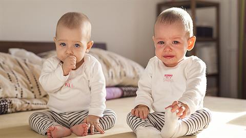 Αισθάνομαι πως τα δίδυμα μωρά μου μισούν το ένα το άλλο…