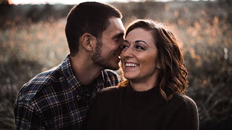 Είμαστε πολύ ερωτευμένοι αλλά είναι 7 χρόνια μικρότερος. Θα κρατήσει η σχέση μας;