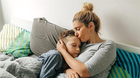 Ο 8χρονος γιος μου θέλει να κοιμάται κάθε βράδυ μαζί μας