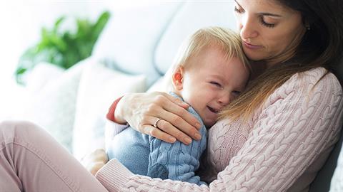 Ο γιος μου θέλει να τον έχω συνέχεια αγκαλιά αλλιώς κλαίει. Τι να κάνω;