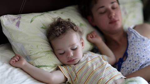 Πώς θα σταματήσει να κοιμάται το 2,5 ετών αγοράκι μου στο δωμάτιό μου;