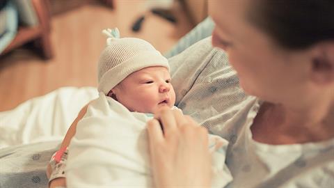 Γέννησε ξαφνικά στο σπίτι της μαμάς της: «δεν ένιωσα κανένα πόνο!»