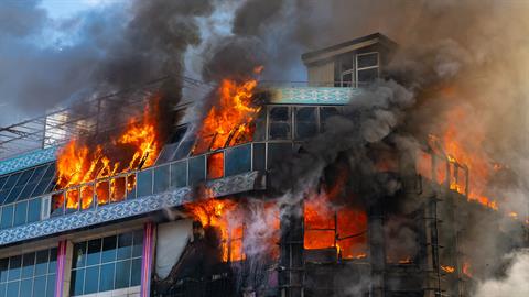 Αστυνομικός σκαρφάλωσε σε φλεγόμενο κτίριο και έσωσε μωράκι 1 έτους