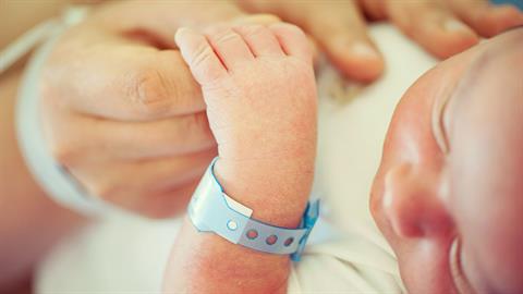 Μαμά βοήθησε την κόρη της να γεννήσει... στο σαλόνι του σπιτιού της!