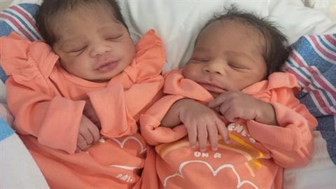 Γέννησε δίδυμα για 3η συνεχόμενη φορά - συμβαίνει 1 στις 200.000