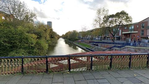 Αληθινή ηρωίδα βούτηξε σε ποτάμι και έσωσε μωράκι από βέβαιο πνιγμό!