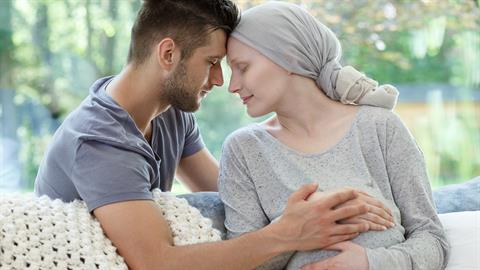 Κατάφερε να μείνει έγκυος στα 44 μετά από 10χρονη μάχη με τον καρκίνο