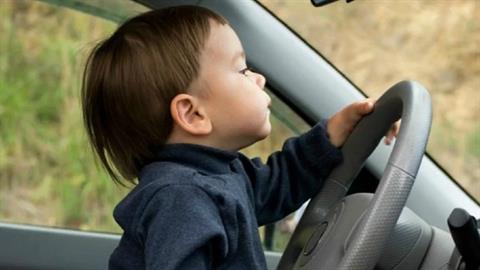 4χρονος πήρε κρυφά το αυτοκίνητο της μαμάς του για… μια βολτίτσα!