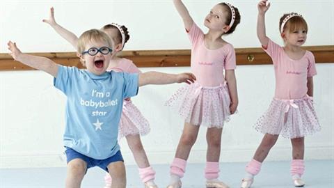 3χρονος με σύνδρομο Down ξεπέρασε τα κινητικά του προβλήματα με το μπαλέτο!