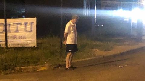 72χρονος συνοδεύει κάθε βράδυ την κόρη του σπίτι της για να μην κινδυνεύσει!