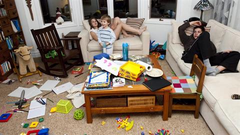 10 μαμάδες μοιράζονται το χάος του σπιτιού τους και μας... παρηγορούν! 