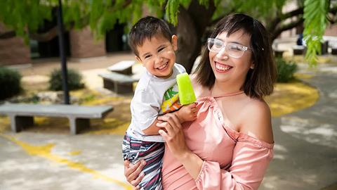 Επέστρεψε στα θρανία για να προσφέρει μια καλύτερη ζωή στον γιο της!