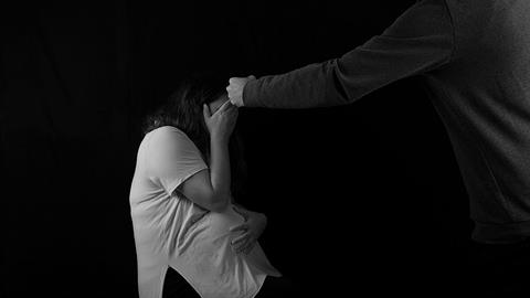 Έγκυος εργαζόμενη μήνυσε τον εργοδότη της για άσκηση σωματικής βίας