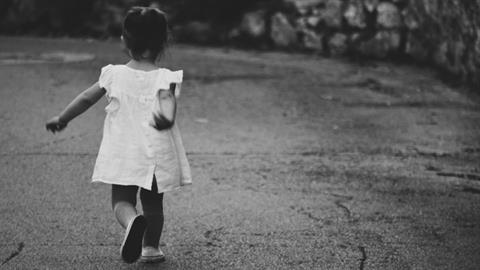 2χρονη το έσκασε από το σπίτι τα μεσάνυχτα - τριγυρνούσε ολομόναχη στο δρόμο