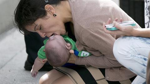 Μαμά επανέφερε στη ζωή το 18 μηνών μωρό της με τεχνητή αναπνοή!