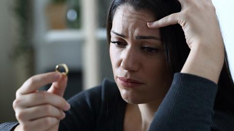 Μικροπαντρεύτηκα και τώρα θέλω να κάνω όλα όσα δεν έζησα