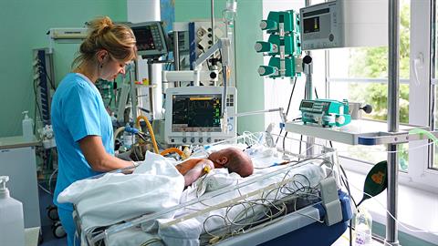 Μαμά σπουδάζει νοσηλευτική για να μπορεί να φροντίζει η ίδια τον άρρωστο γιο της