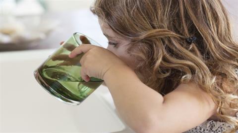 4χρονη ήπιε κατά λάθος ρακή αντί για νερό και κατέληξε στο νοσοκομείο!