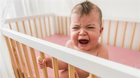 Η 8 μηνών κόρη μου θέλει να την έχω όλη την ώρα αγκαλιά αλλιώς κλαίει