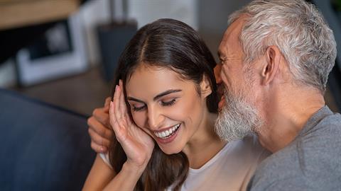 Ο σύντροφός μου είναι 21 χρόνια μεγαλύτερος. Υπάρχει μέλλον μεταξύ μας;