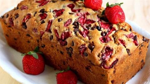 Ζουμερό κέικ φράουλας με κομματάκια σοκολάτας