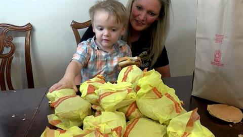 2χρονος πήρε κρυφά το κινητό της μαμάς του και παρήγγειλε... 31 μπέργκερ!