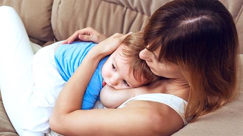 «Με κατηγορούν που θηλάζω ακόμα τον 3χρονο γιο μου αλλά δεν τους δίνω σημασία»