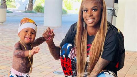 Γέμισε με ψεύτικα τατουάζ το σώμα του μωρού της επειδή… της αρέσουν!