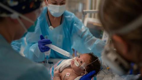 Παραλίγο να σκοτώσει το εγγονάκι της της επειδή δεν πίστευε πως έχει αλλεργία στα φιστίκια