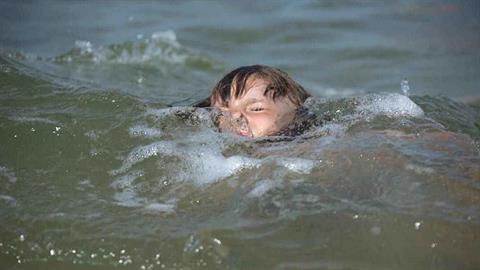 Έφηβος βούτηξε σε ποτάμι και έσωσε 4χρονο παιδάκι από βέβαιο πνιγμό!