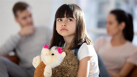 Είναι οδυνηρό για το παιδί όταν οι γονείς του δεν χωρίζουν για χάρη του